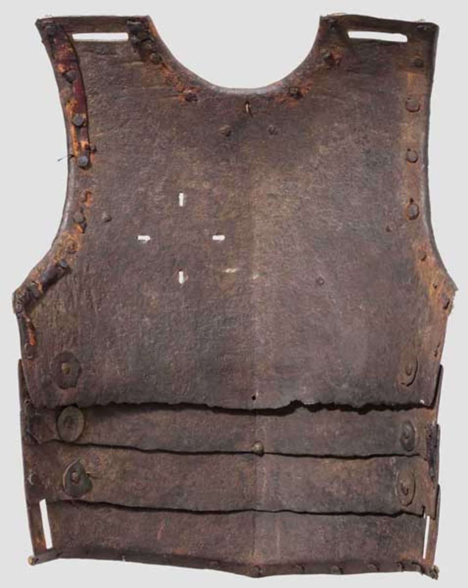 Husarische Kürass-Brust, Polen, 17. Jhdt. Schwere Brustplatte mit kräftigem Mittelgrat, im unteren - Bild 3 aus 3