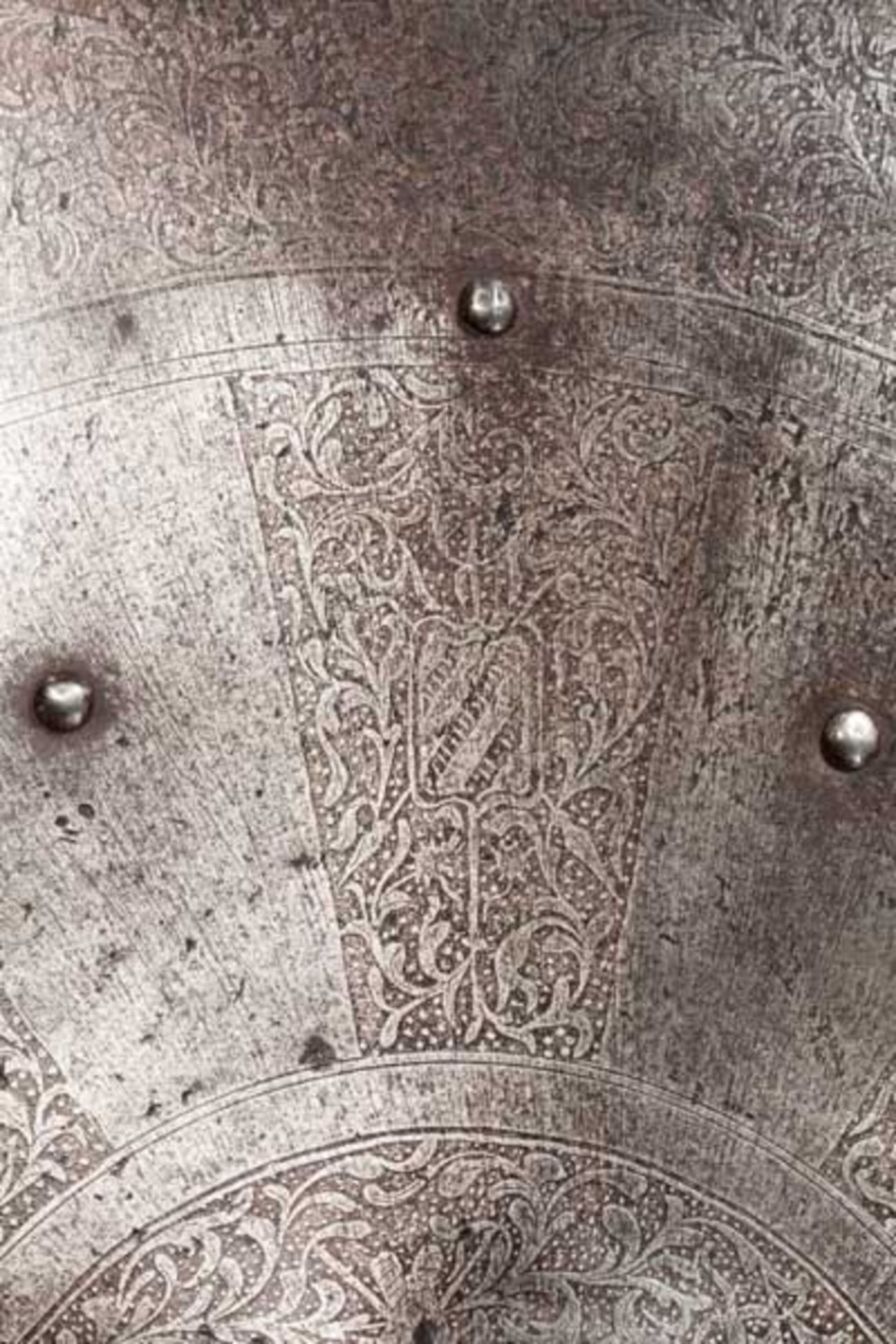 Geätzter Rundschild, deutsch um 1600 Leicht konischer, eiserner Rundschild mit gebördeltem, - Bild 2 aus 4