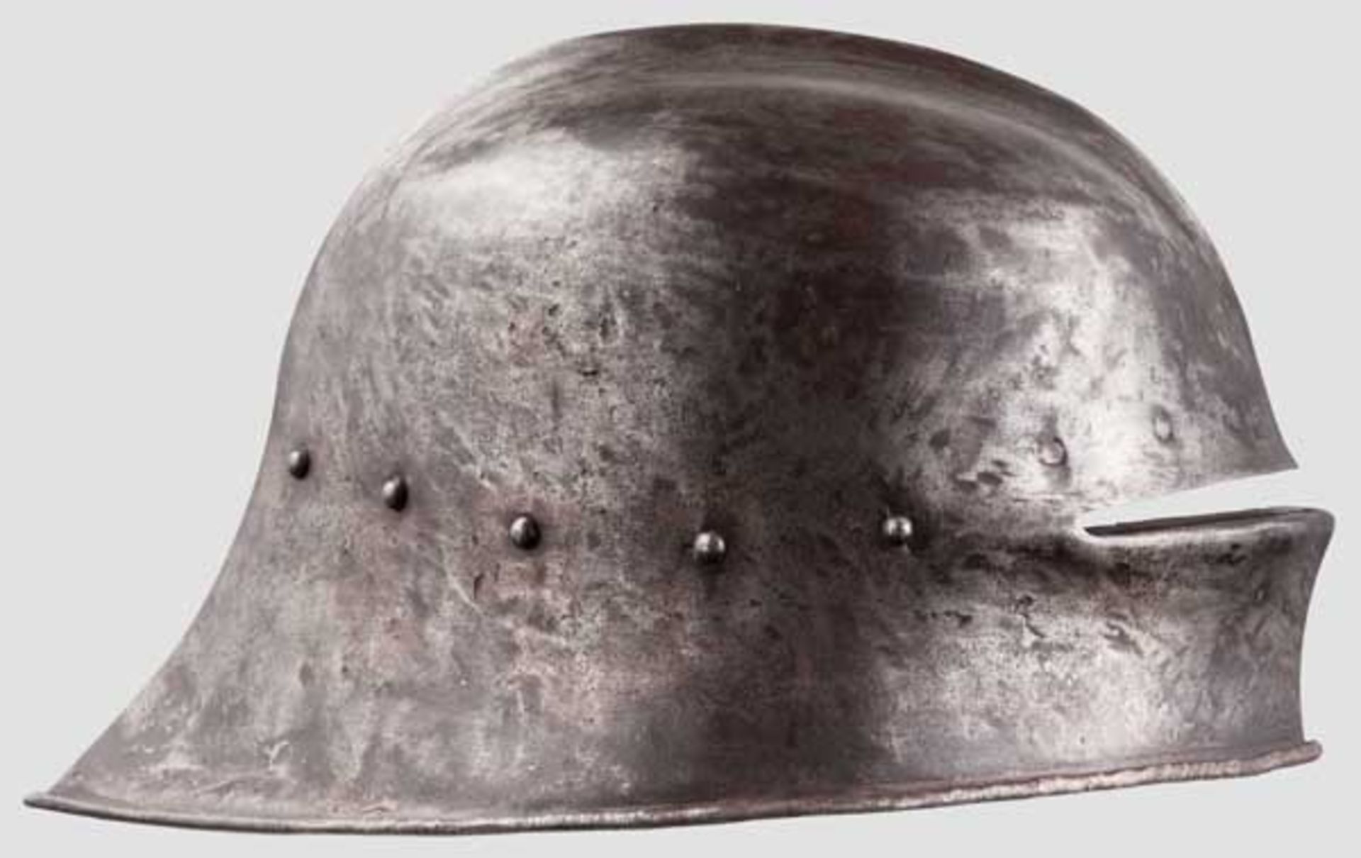 Knechtische Schaller, deutsch um 1480 Einteilig geschlagener Helm, die Kalotte mit abgesetztem, - Bild 3 aus 3