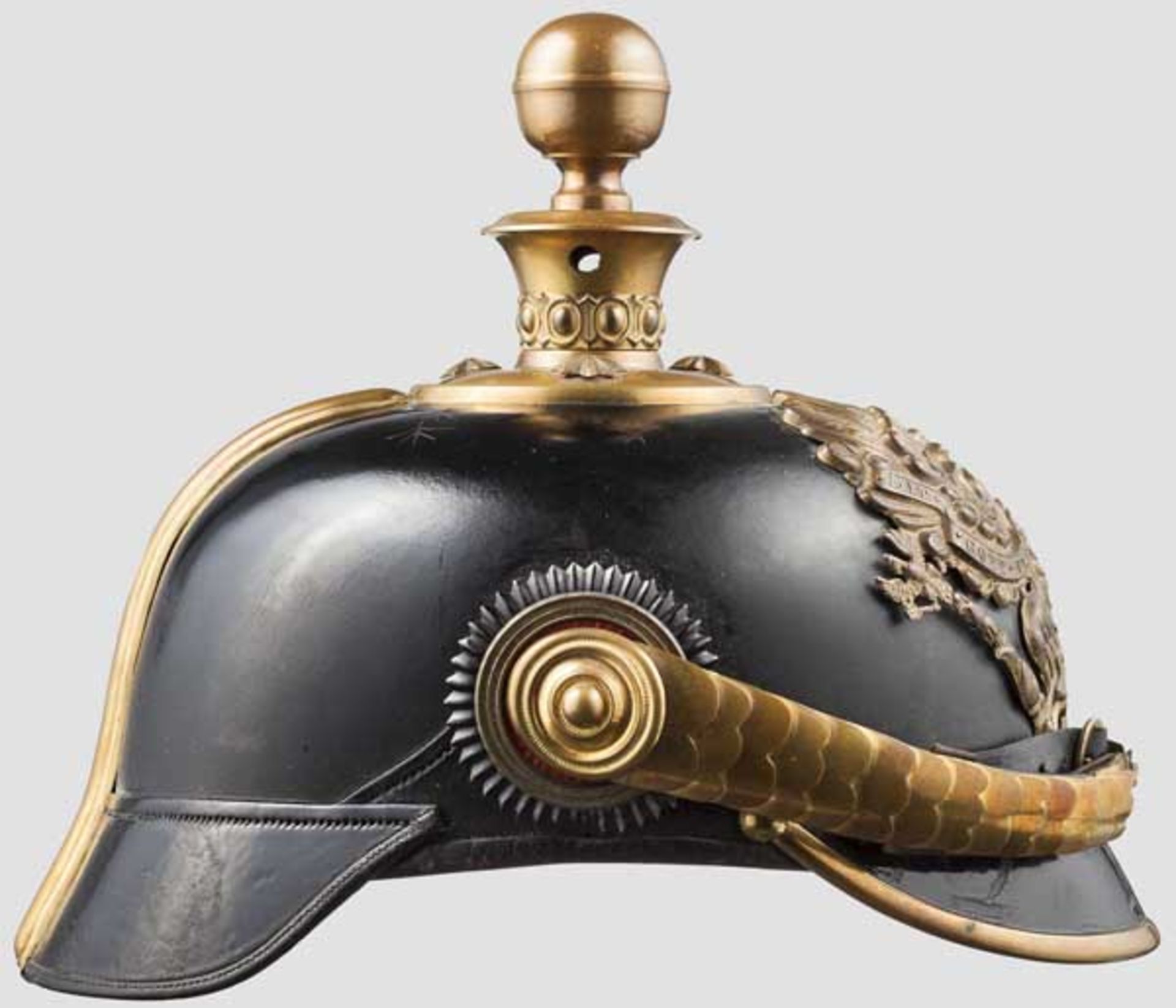 Helm für Offiziere der Artillerie, um 1900 Schwarz lackierte Lederglocke (minimal krakeliert) mit - Bild 2 aus 3