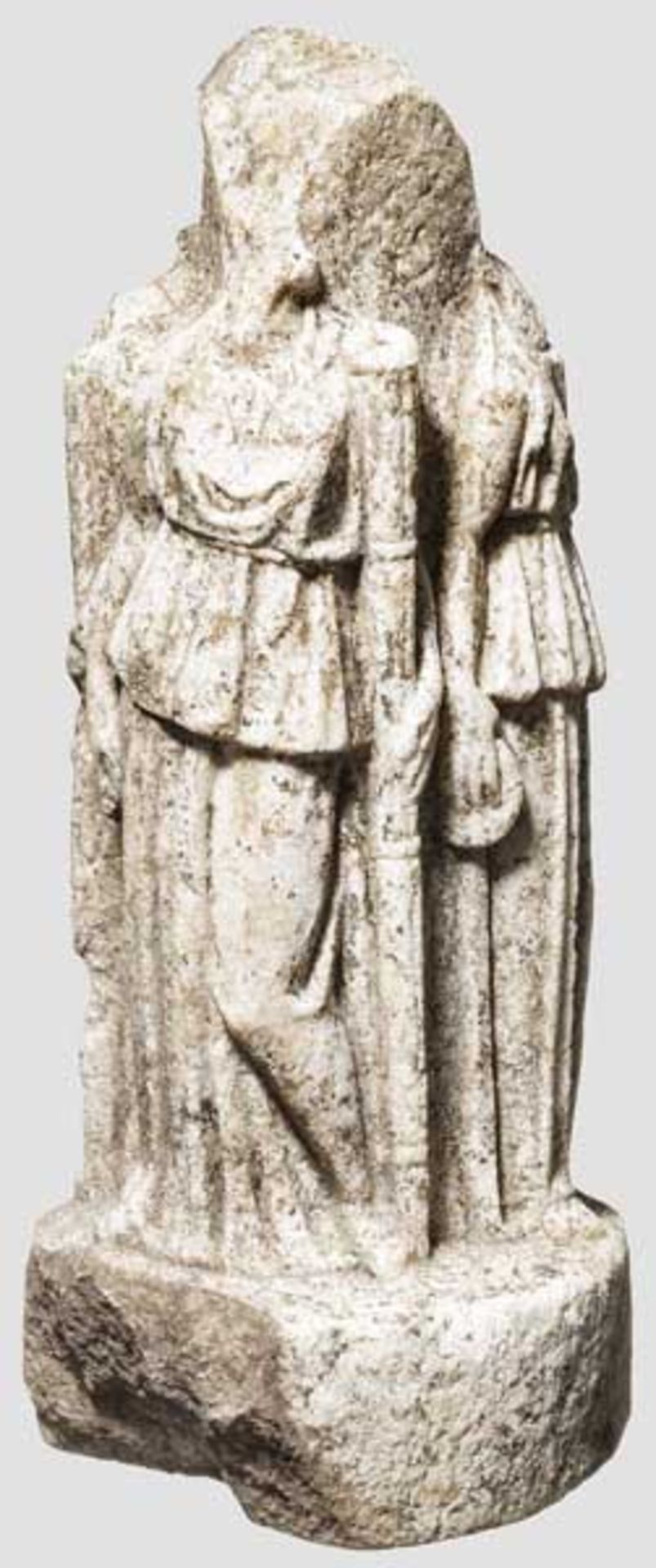 Kultpfeiler der Hekate aus Marmor mit drei fackeltragenden Chariten, römisch, 1. - 2. Jhdt.