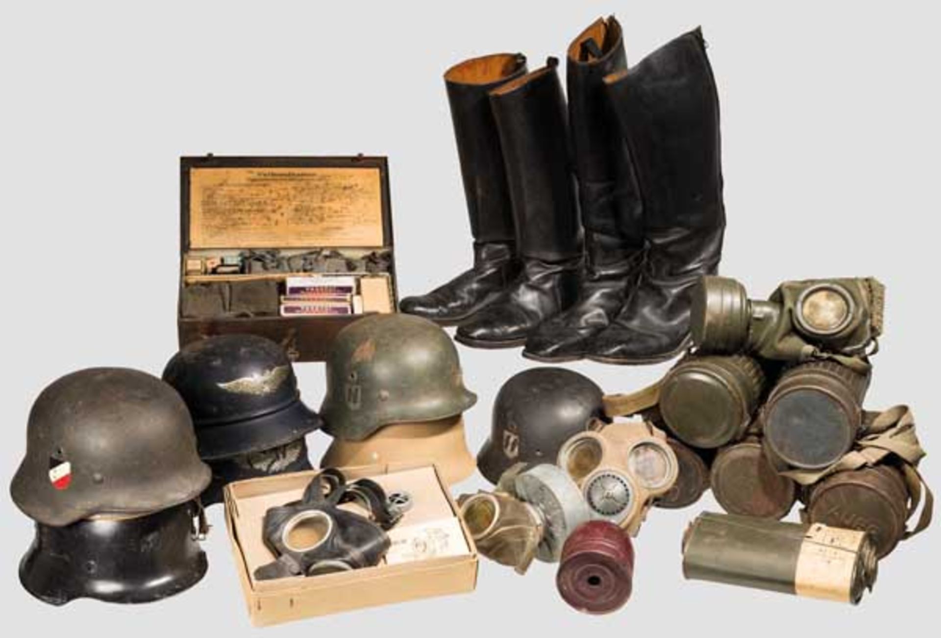 Sammlung Ausrüstung Zwei Paar Offiziersstiefel, fünf Gasmaskenbüchsen und drei einzelne Gasmasken,