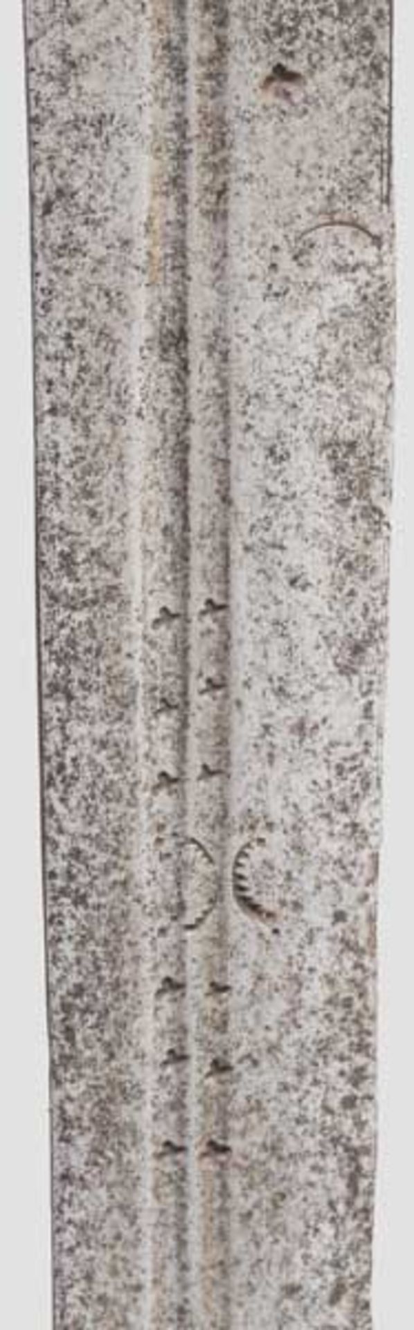 Schweres Korbschwert, steirisch um 1590 Breite Rückenklinge mit zweischneidiger Spitze und - Bild 2 aus 5