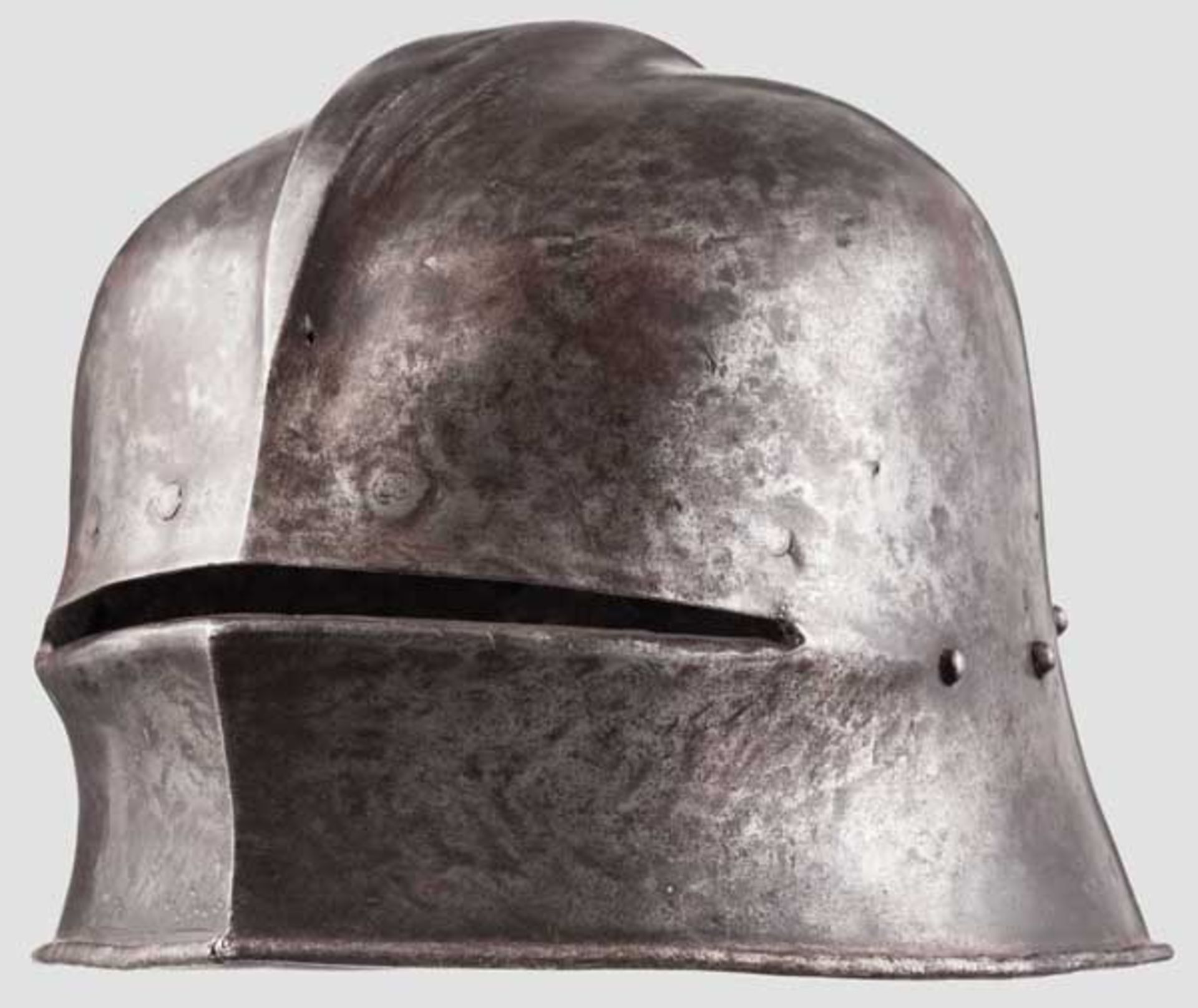 Knechtische Schaller, deutsch um 1480 Einteilig geschlagener Helm, die Kalotte mit abgesetztem,