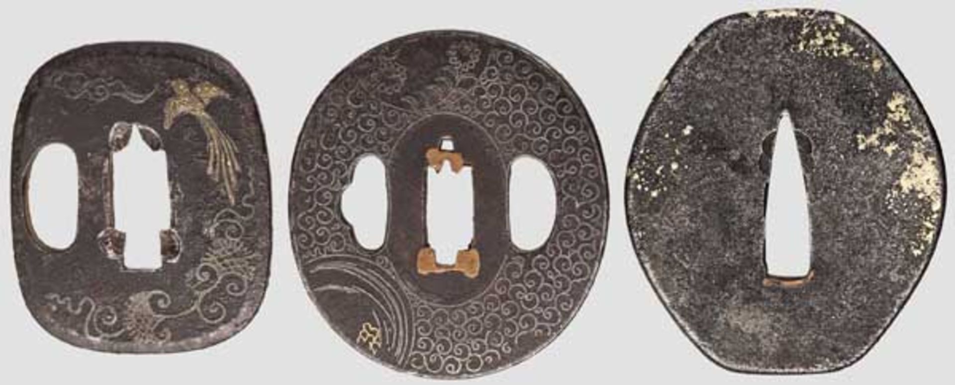 Drei Tsubas, Japan um 1750 Hijigata-Eisentsuba mit Messingdekor auf glatter, etwas korrodierter - Bild 2 aus 2