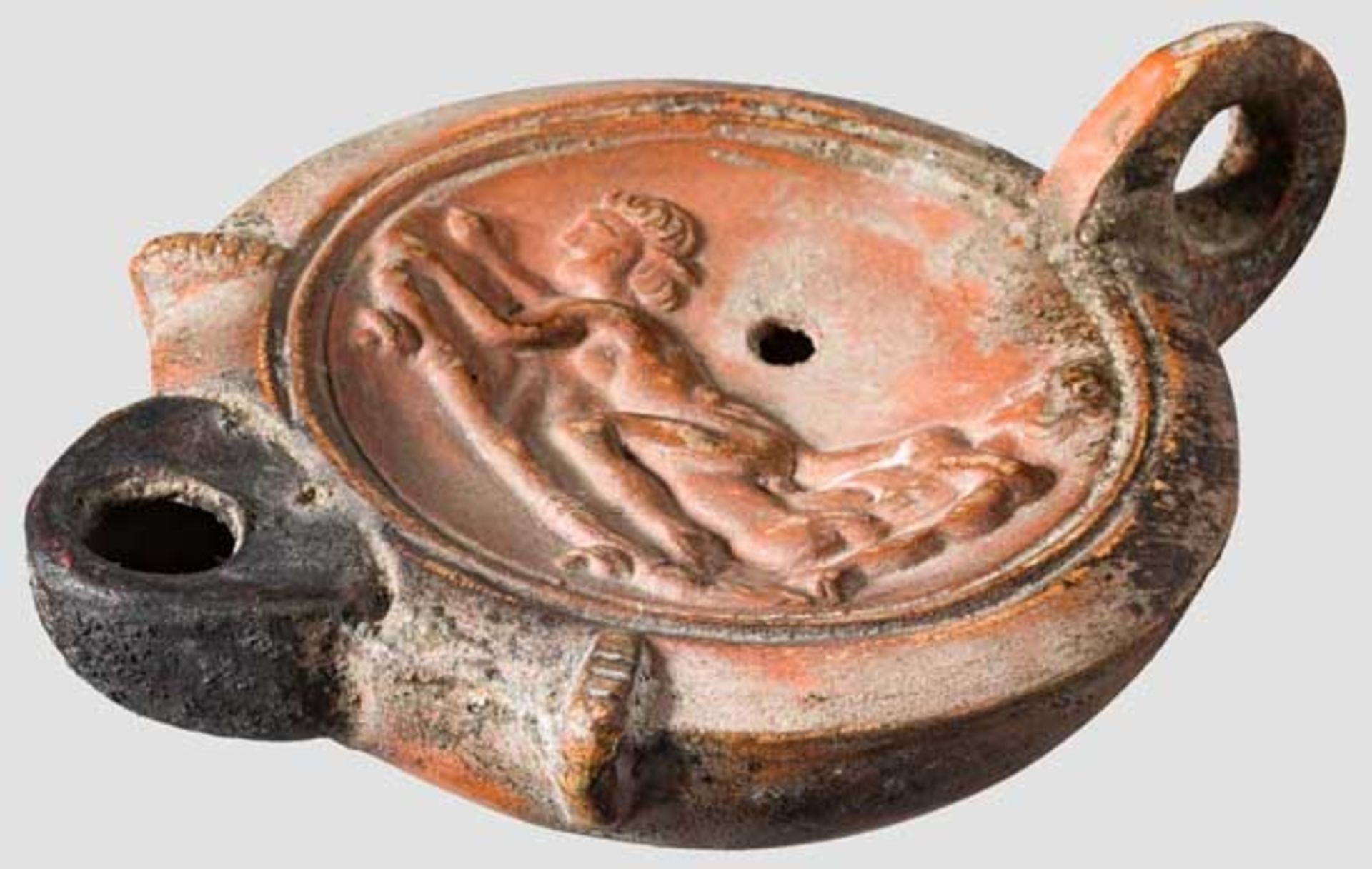 Öllampe aus Ton mit erotischer Darstellung, römisch, Mitte 2. - Anfang 3. Jhdt. Lampe mit