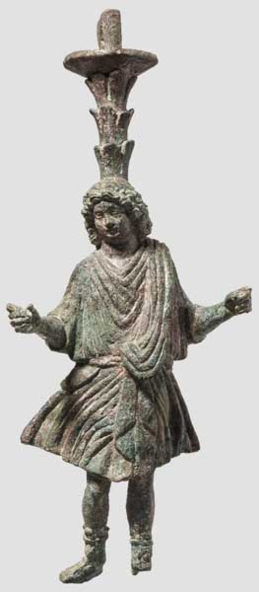 Mobiliarbeschlag mit Lar, römisch, 2. - 3. Jhdt. Bronzestatuette eines Lars im knielangen Gewand,