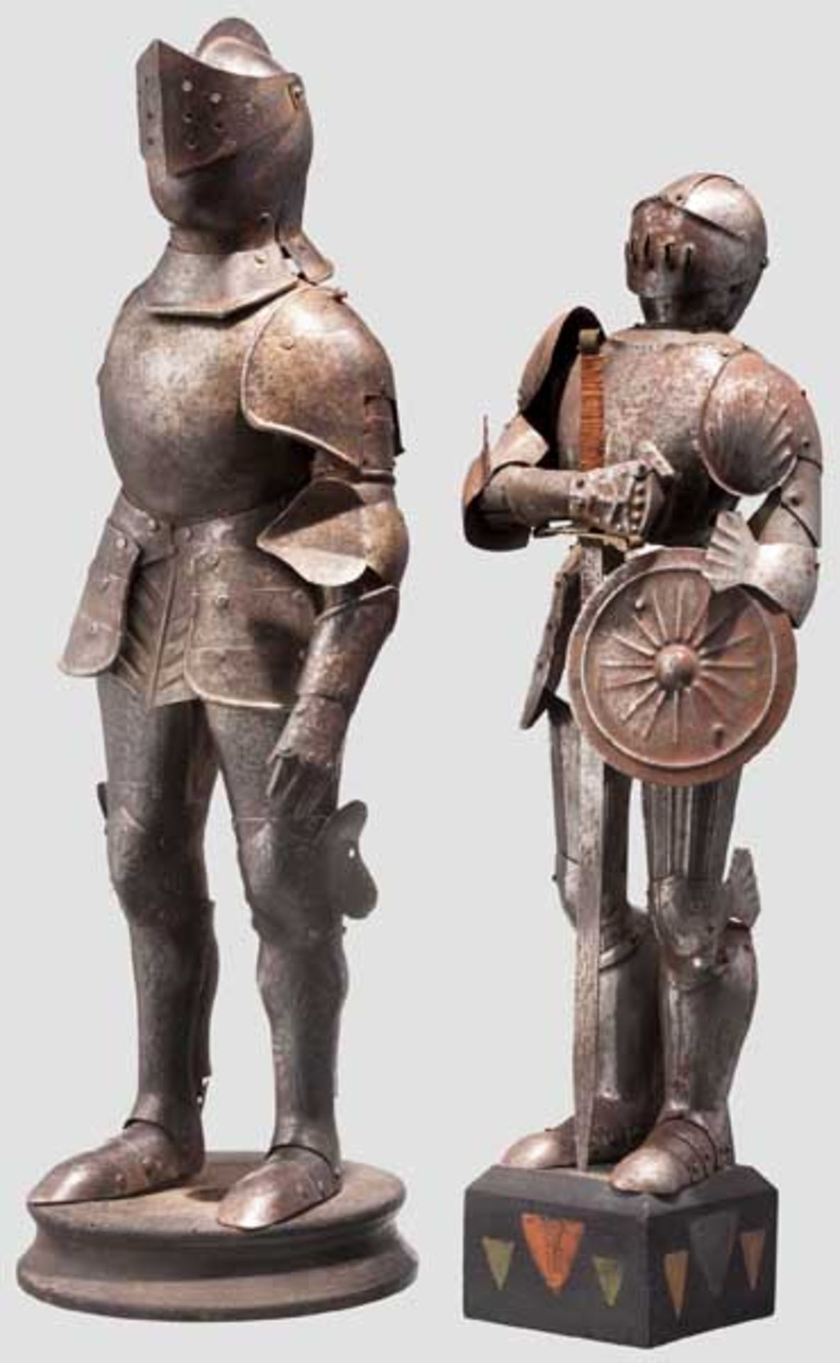 Zwei Miniatur-Ritterrüstungen im Stil des 16. Jhdts. um 1900/20. Jhdt. Jeweils mehrteilig aus