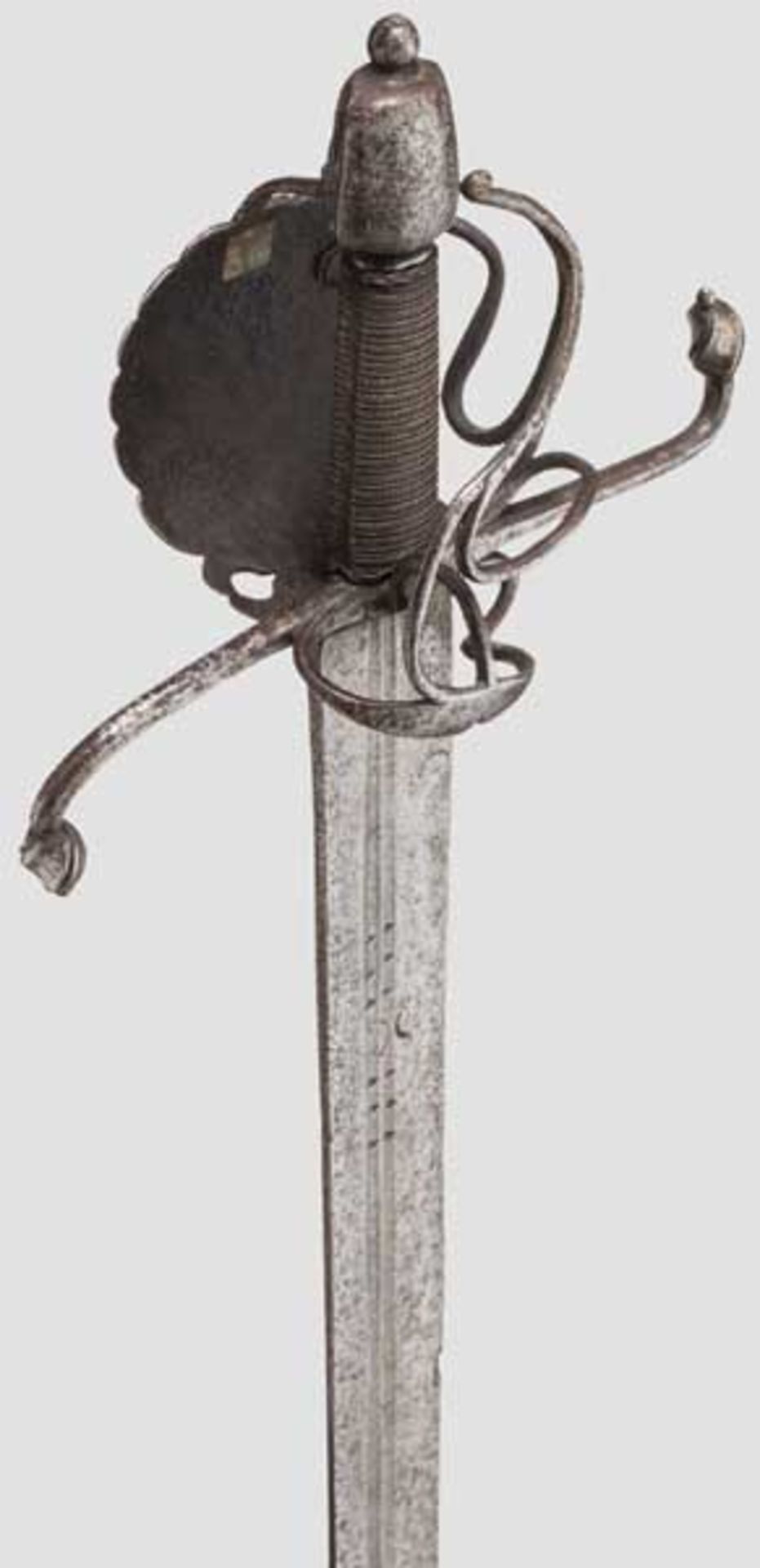 Schweres Korbschwert, steirisch um 1590 Breite Rückenklinge mit zweischneidiger Spitze und - Bild 3 aus 5