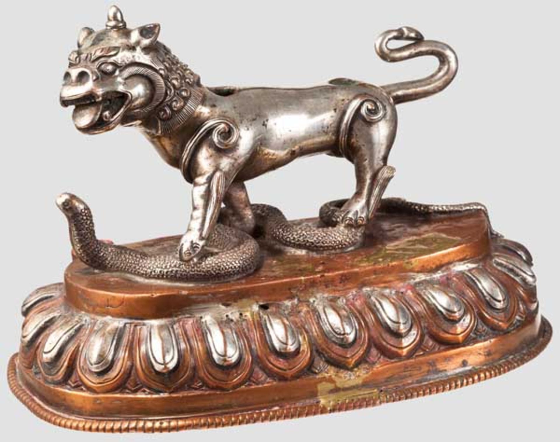 Lotossockel mit Löwe und Schlange, Tibet, 17./18. Jhdt. Sockel aus Kupfer, der Dekor zum Teil
