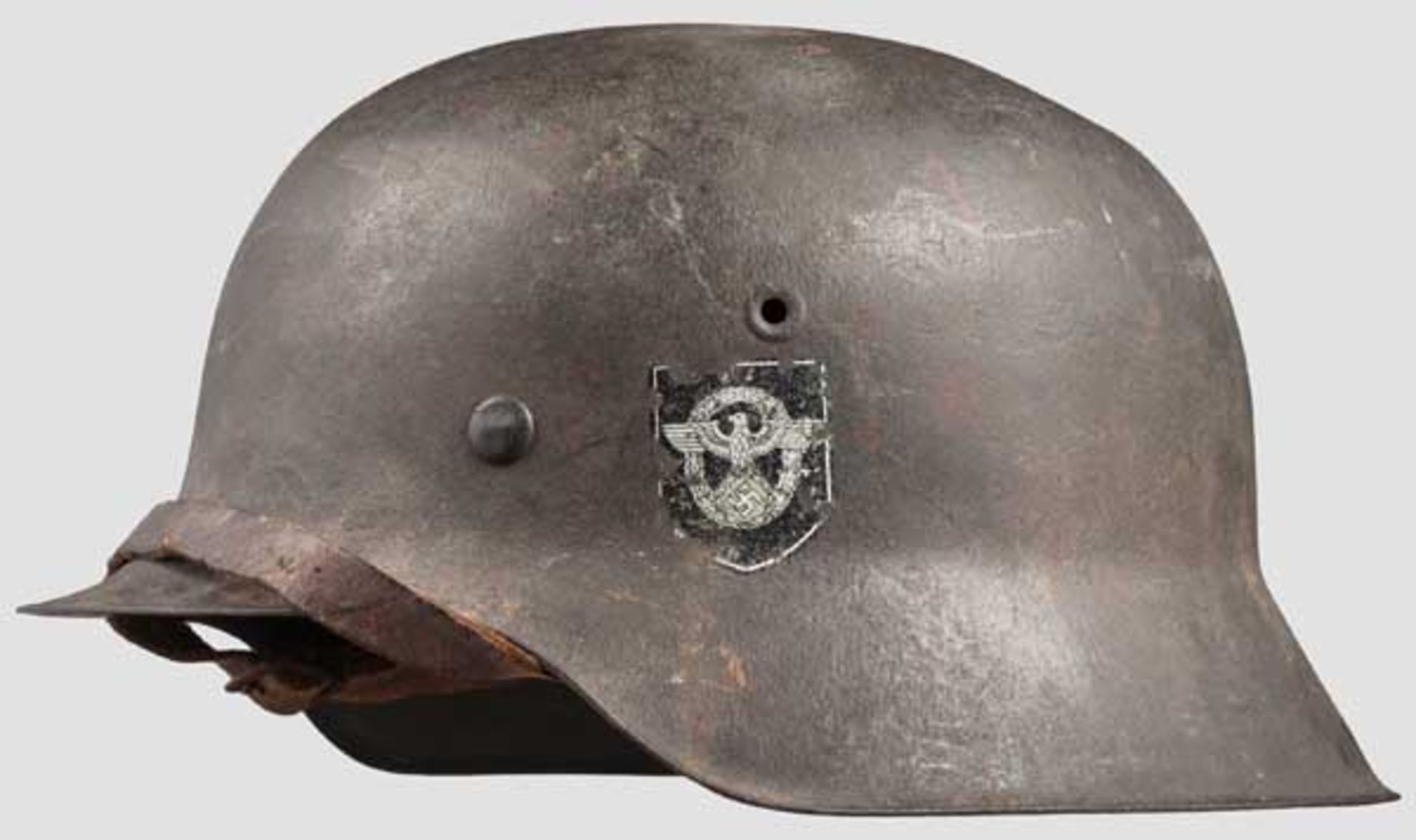 Stahlhelm M 42 für Mannschaften der SS-Polizeidivision mit zwei Emblemen, um 1942/43 Dunkelgrüne,