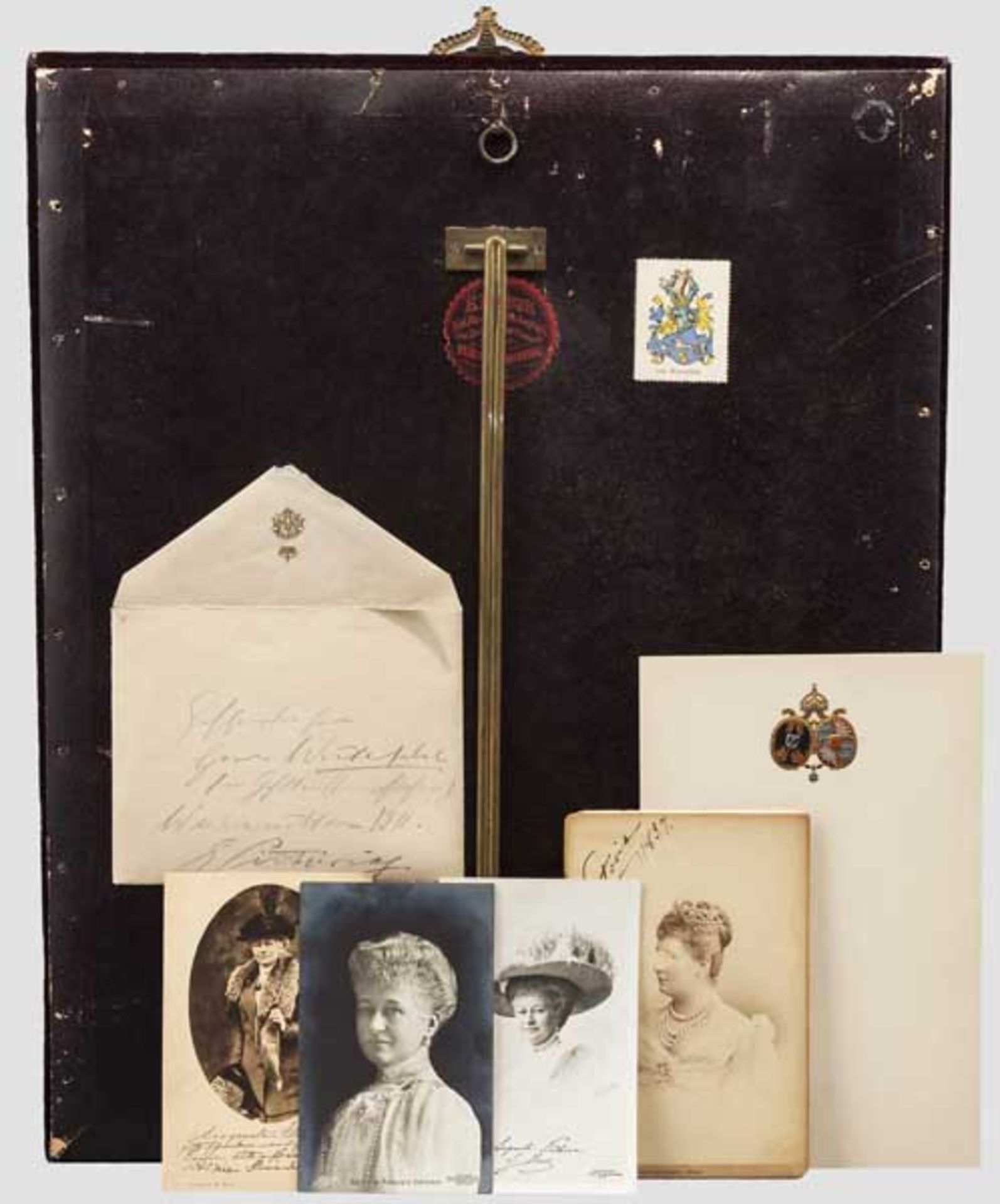 Kaiserin Auguste Viktoria (1858 - 1921) - Geschenkbildnis Handkoloriertes Großfoto der Kaiserin in - Bild 2 aus 2