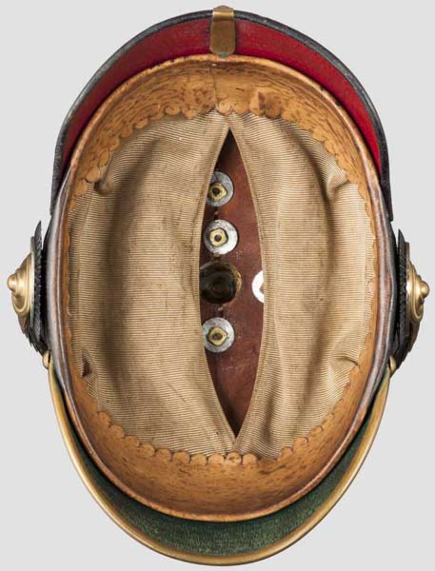 Helm für Offiziere der Artillerie, um 1900 Schwarz lackierte Lederglocke (minimal krakeliert) mit - Bild 3 aus 3