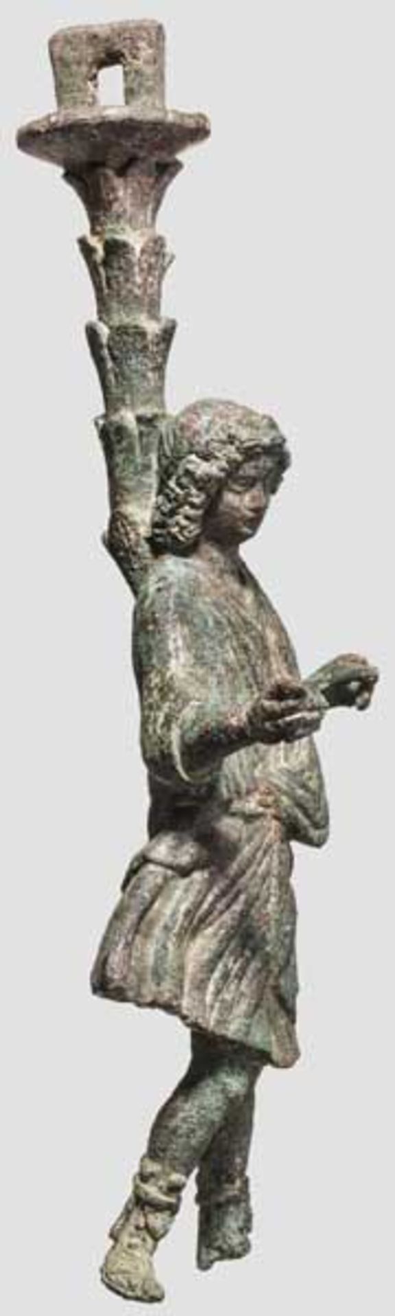 Mobiliarbeschlag mit Lar, römisch, 2. - 3. Jhdt. Bronzestatuette eines Lars im knielangen Gewand, - Bild 3 aus 6