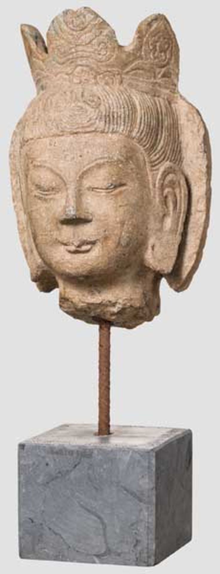 Kopf des Vajrasattva, Tibet, 20. Jhdt. Heller Stein, modern montiert auf Steinsockel. An der Krone