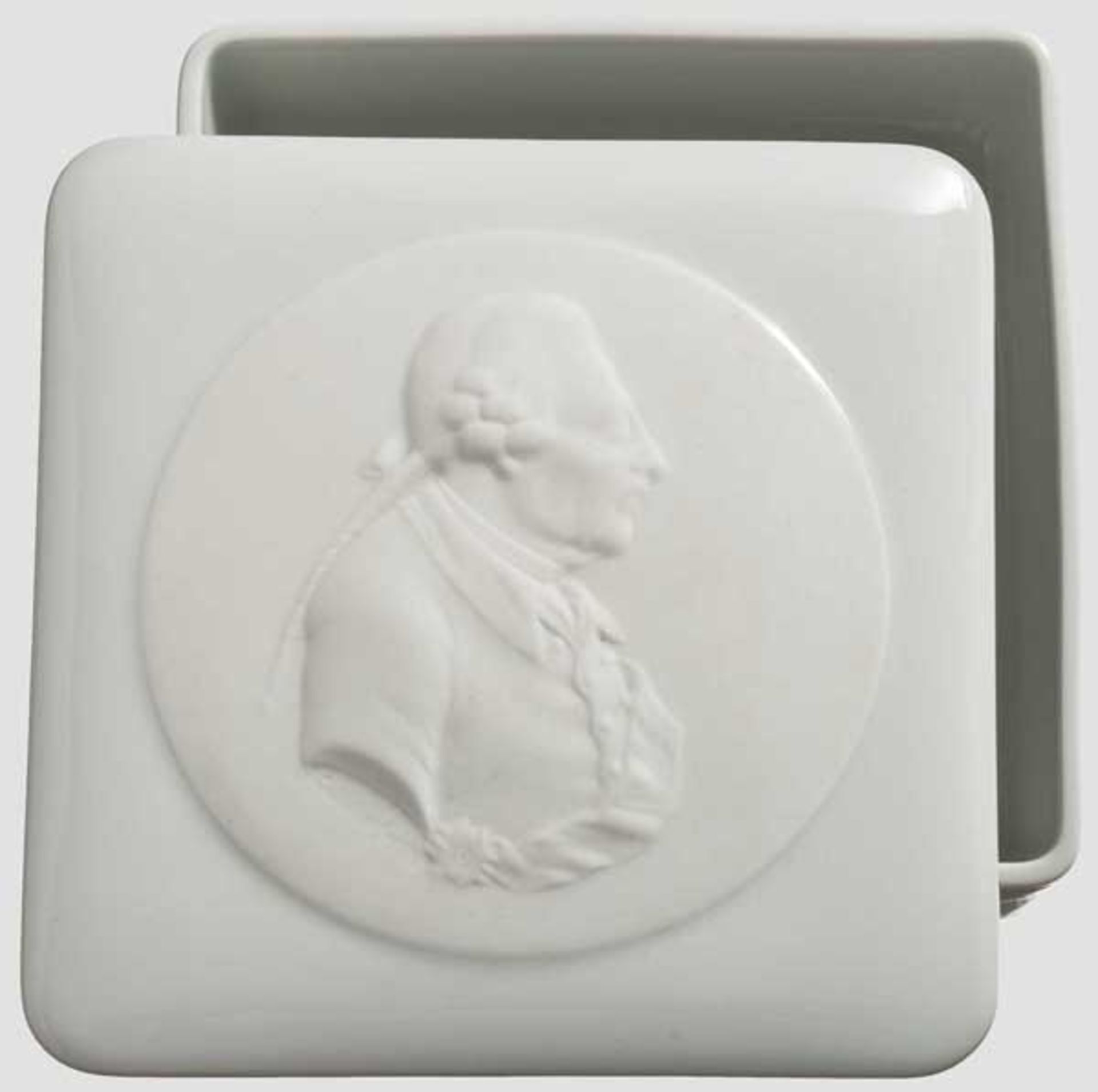 Friedrich der Große - KPM-Deckeldose mit Profilportrait des Königs Weißes, glasiertes Porzellan, auf