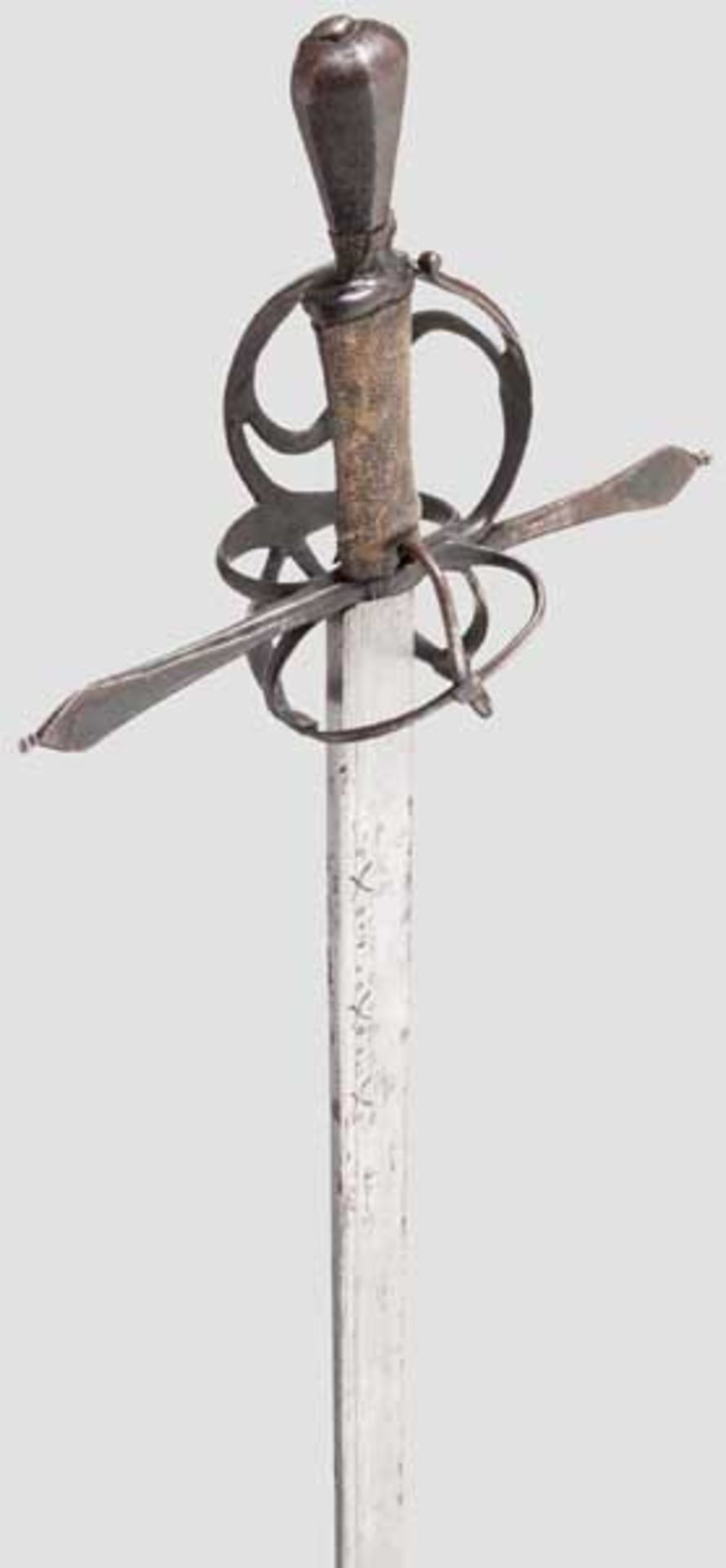 Schwert zu anderthalb Hand, süddeutsch, Mitte 16. Jhdt. Kräftige, beidseitig bis zur Spitze gekehlte - Bild 3 aus 5