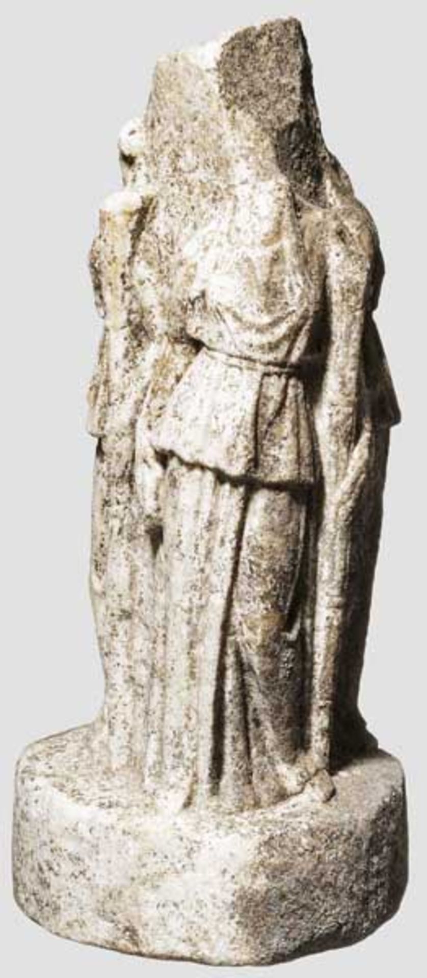 Kultpfeiler der Hekate aus Marmor mit drei fackeltragenden Chariten, römisch, 1. - 2. Jhdt. - Bild 3 aus 5