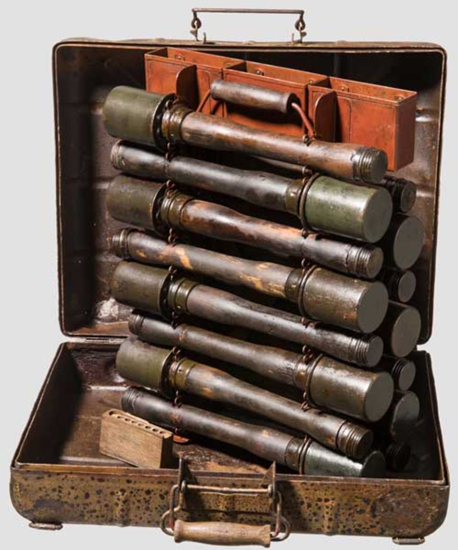 Handgranatenkoffer der Wehrmacht 15 deaktivierte Stielhandgranaten mit Stempel "wc 1944" (Hugo