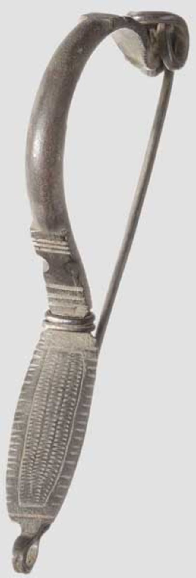Silberfibel mit umgeschlagenem Fuß, südosteuropäisches Barbarikum, 4. Jhdt. Bandförmiger Bügel, im