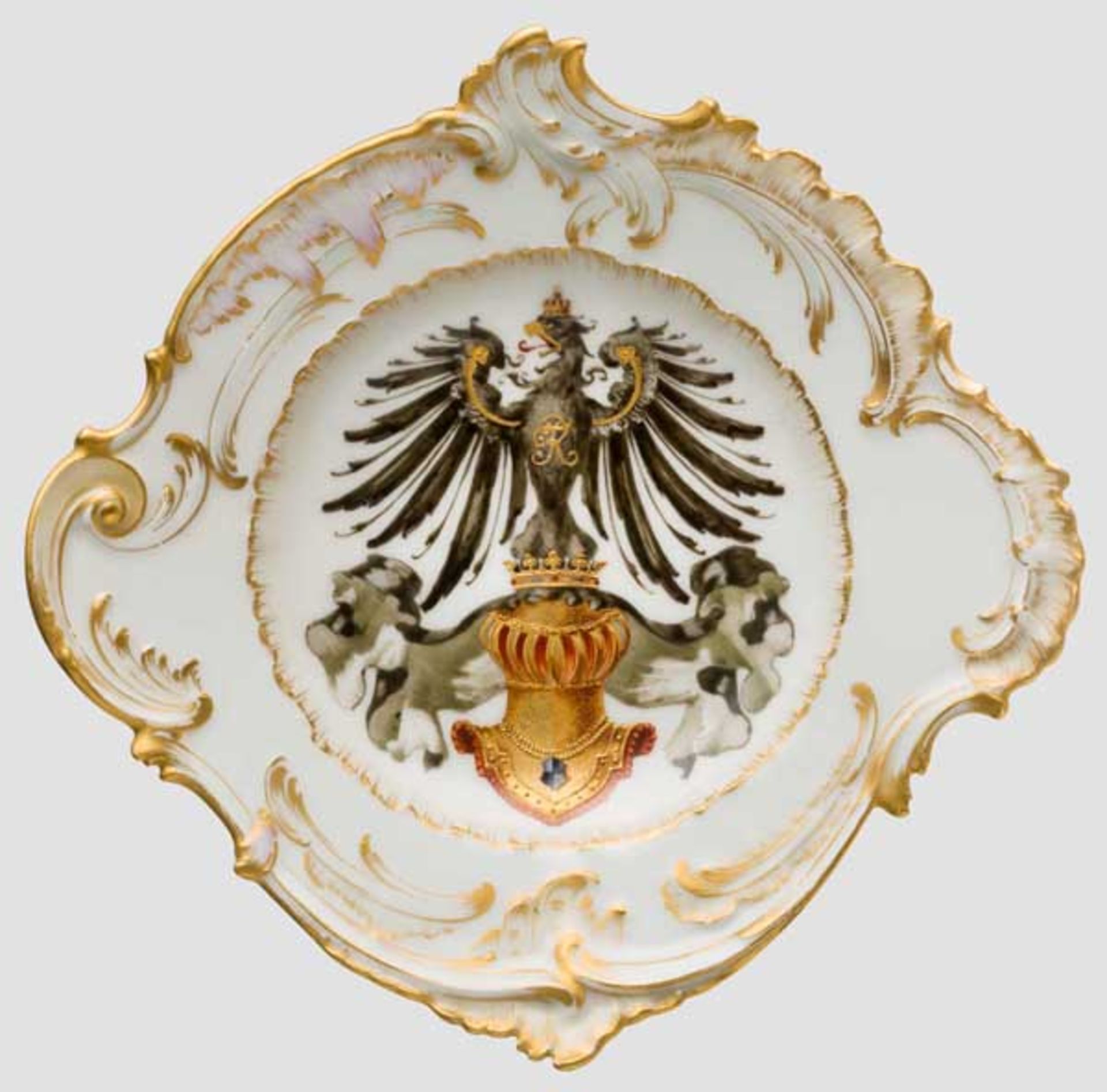 KPM-Schauteller mit Wappen des Hauses Hohenzollern Weißes, glasiertes Porzellan mit geschweiftem