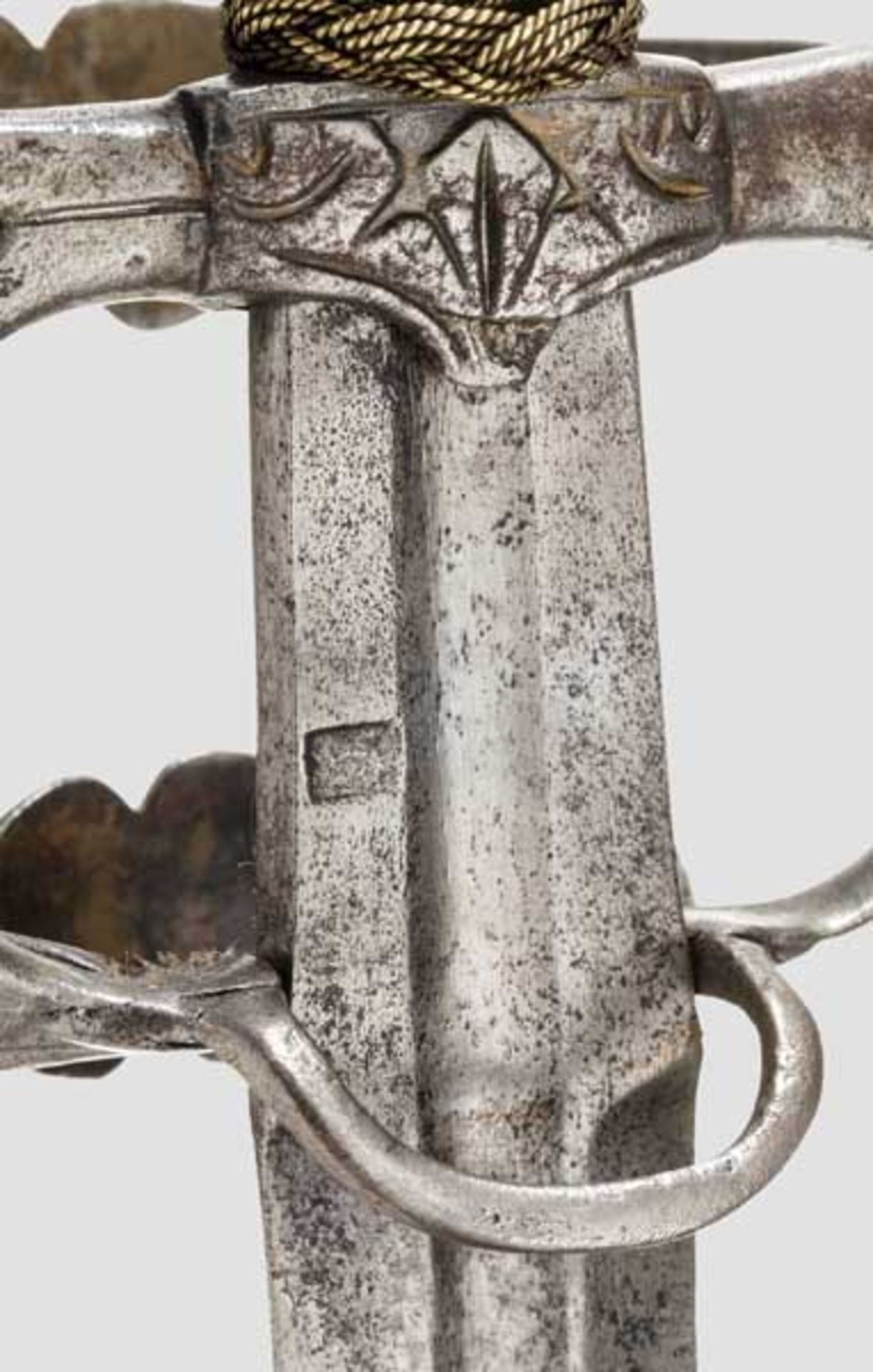 Degen mit eisengeschnittenem Gefäß, Italien um 1560 Kräftige, zweischneidige Klinge mit abgeflachtem - Bild 4 aus 6
