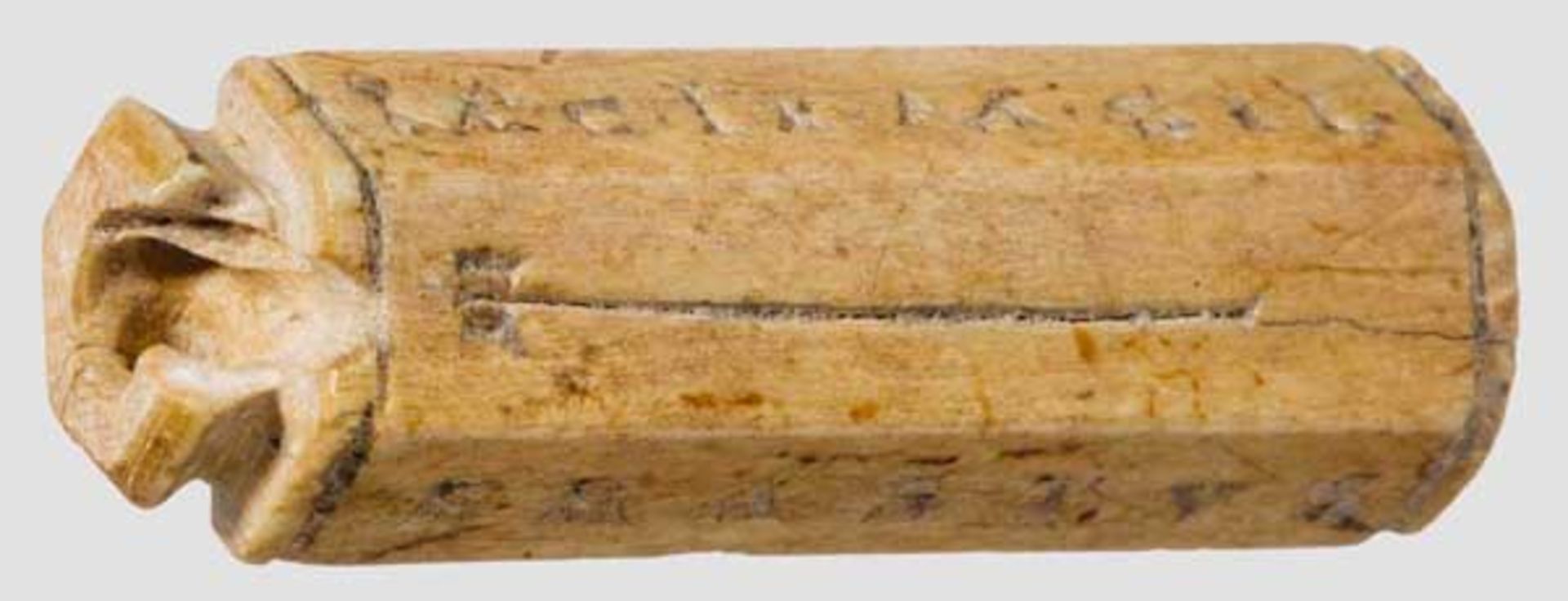 Tessera gladiatoria aus Bein, römisch, augusteisch, 25 v. Chr. Sechsfach facettierte Marke aus Bein,