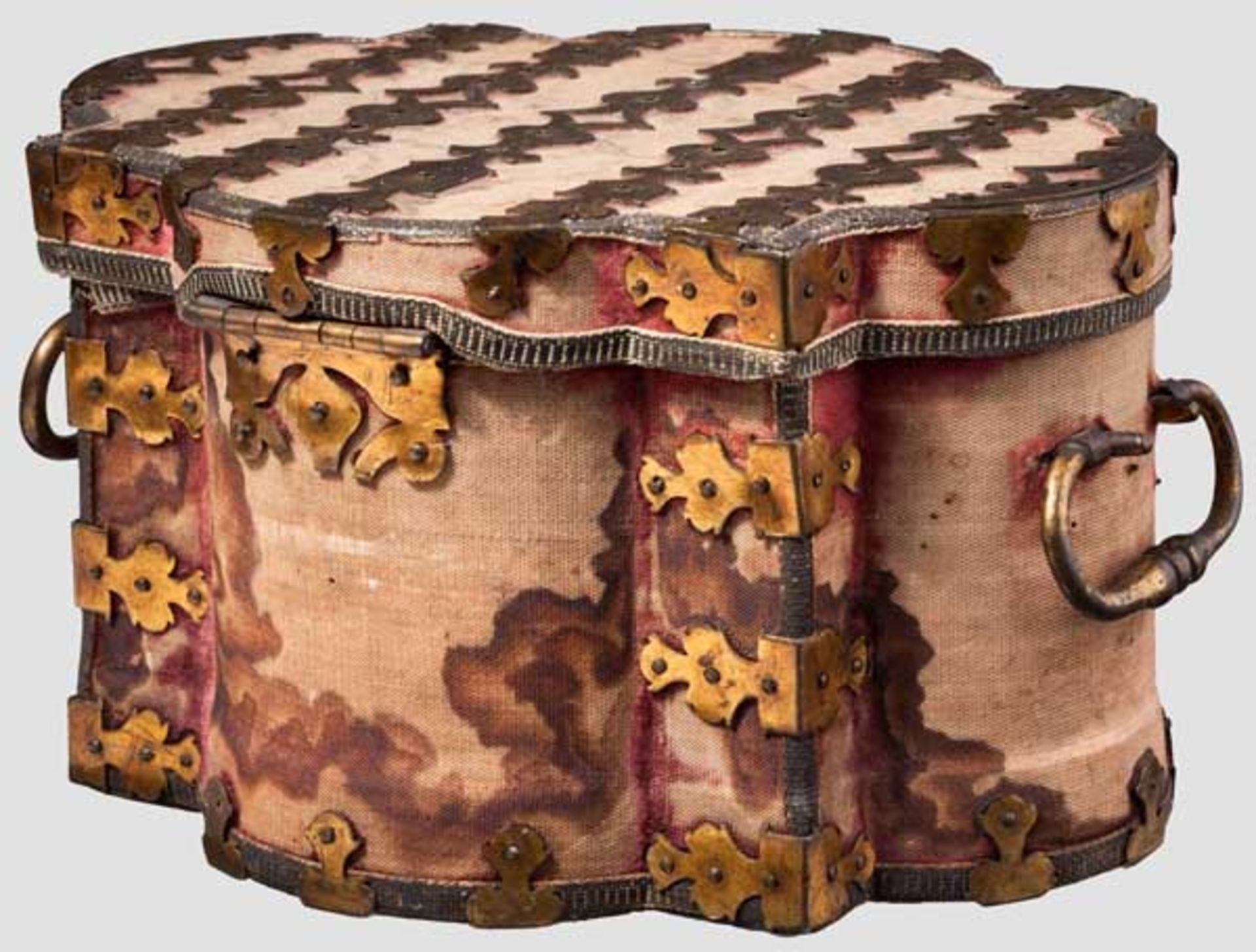 Barockes Kästchen mit Textilbezug, Frankreich um 1720 Passig geschweiftes Kästchen mit - Bild 3 aus 3