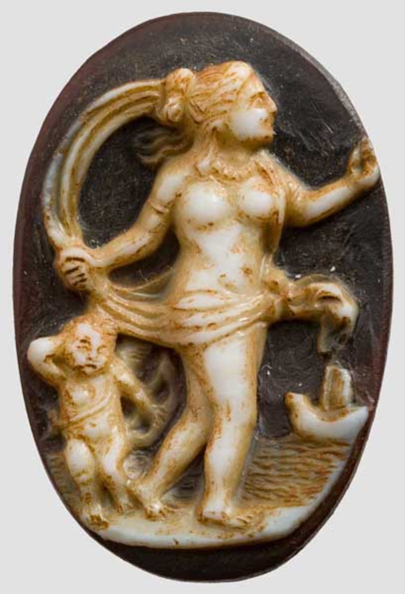 Kameo aus zweischichtigem Achat mit Venus und Amor, römisch, 2. Hälfte 2. Jhdt. n. Chr. Ovaler Kameo