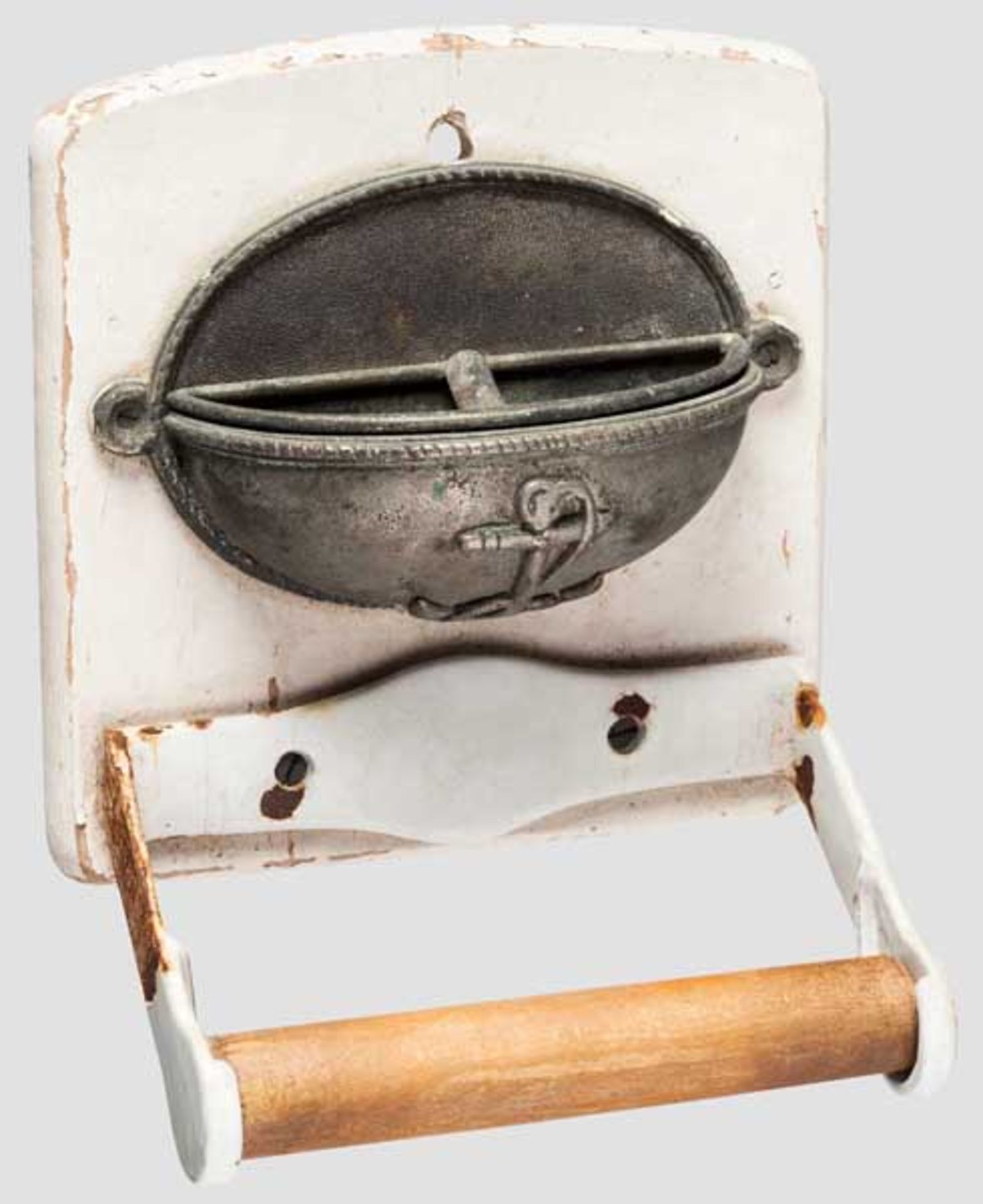 S.M.Y. Hohenzollern - Toilettengarnitur aus der Kajüte des Kaiserpaares Eisen und Holz, weiß