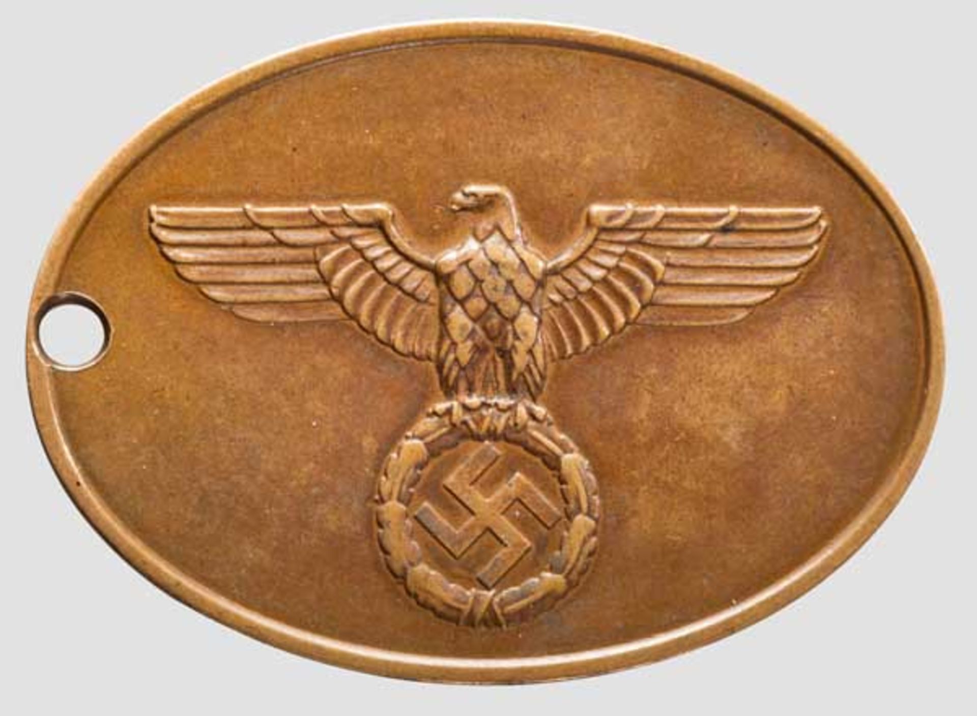 Dienstmarke der staatlichen Kriminalpolizei Bronze mit vorderseitig geprägtem Hoheitsadler. Auf - Bild 2 aus 2