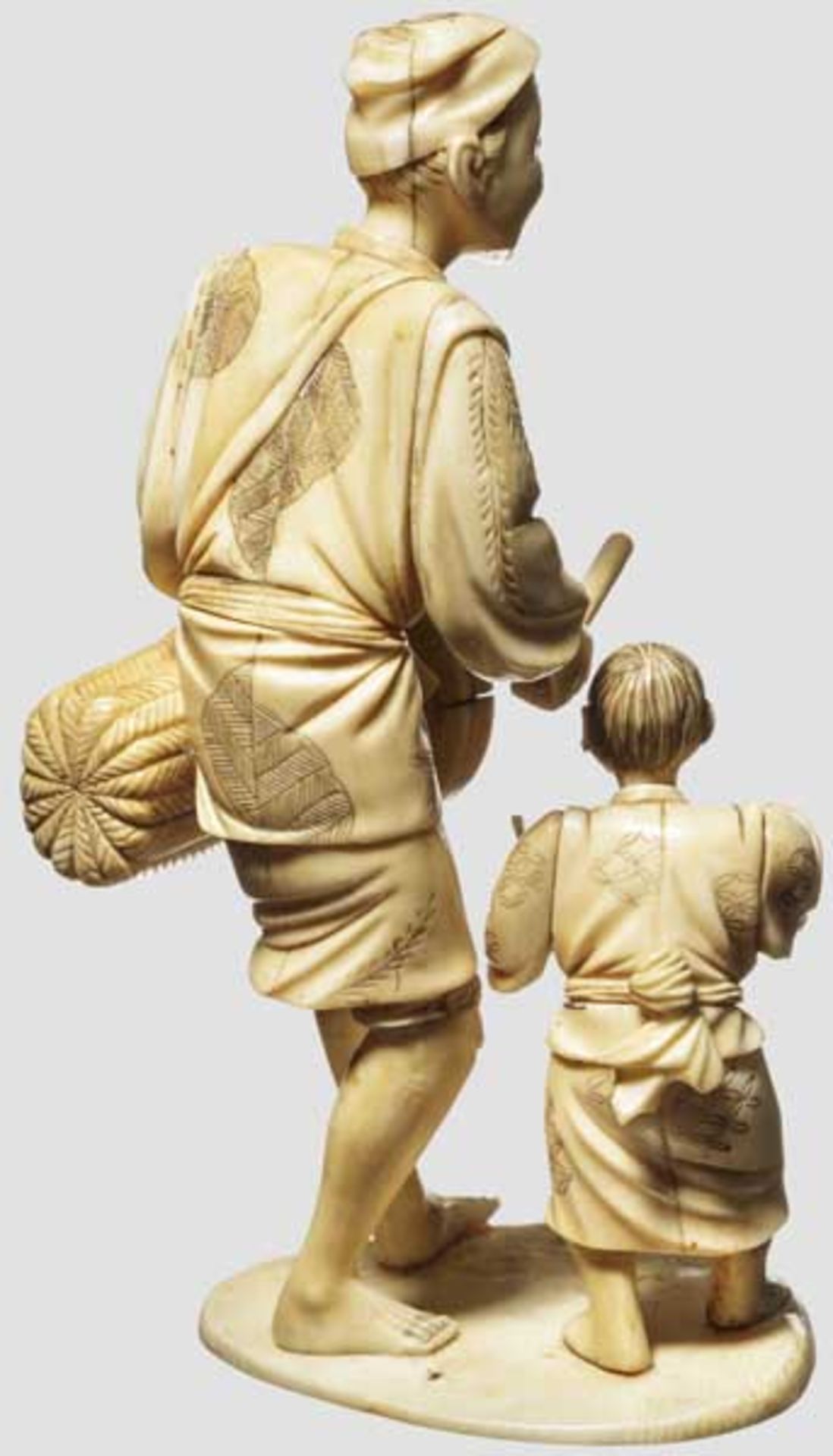 Okimono eines Trommlers, Meiji-Periode Darstellung eines Trommlers begleitet von einem tanzenden - Bild 2 aus 3