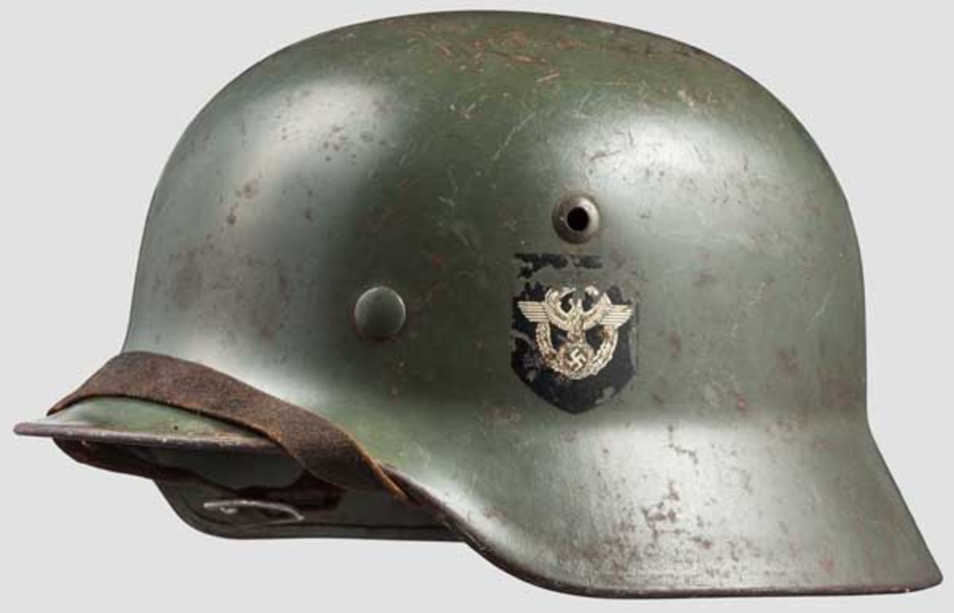 Stahlhelm M 35 für Mannschaften der SS-Polizeidivision mit zwei Emblemen Apfelgrüne
