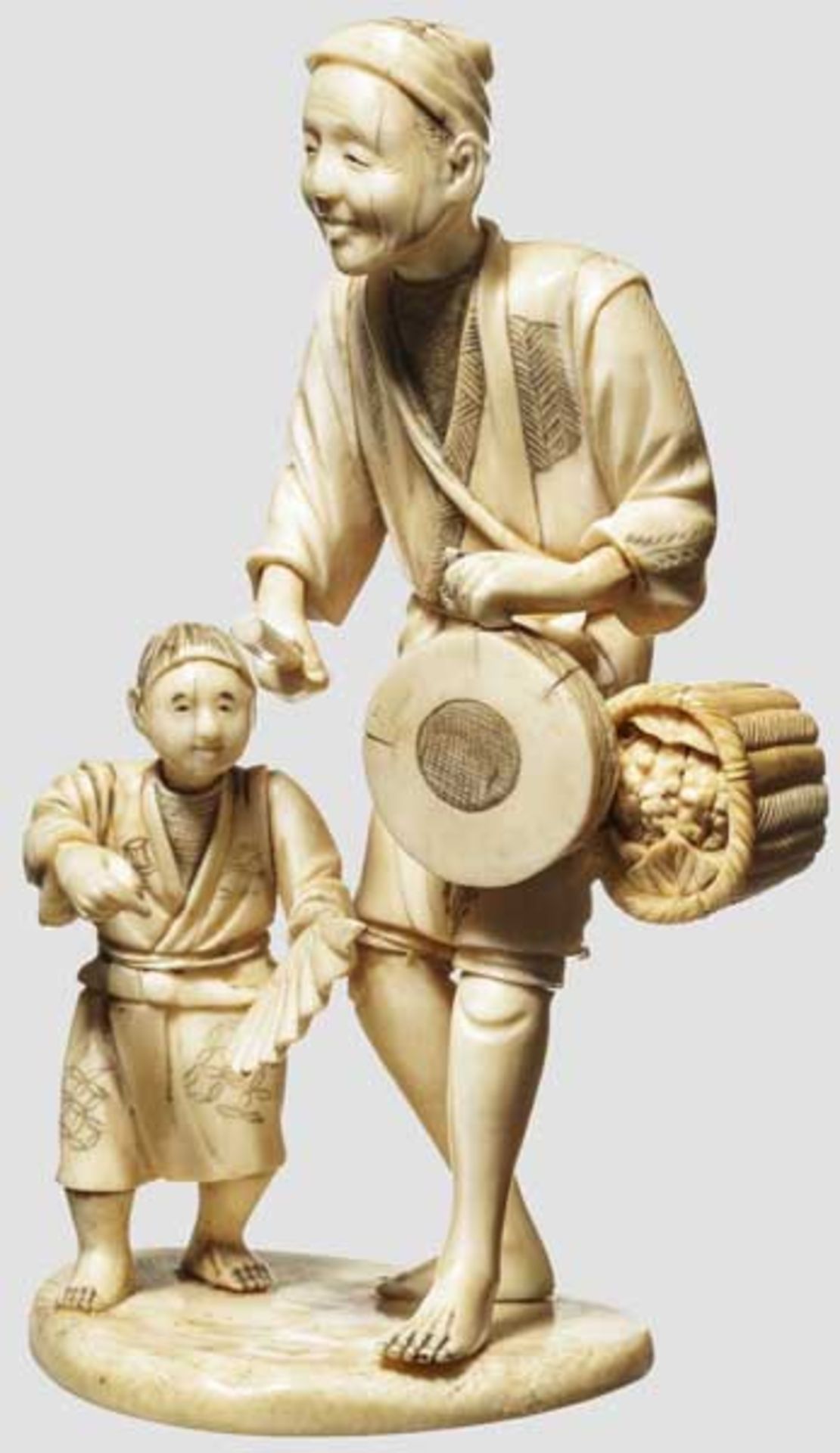 Okimono eines Trommlers, Meiji-Periode Darstellung eines Trommlers begleitet von einem tanzenden
