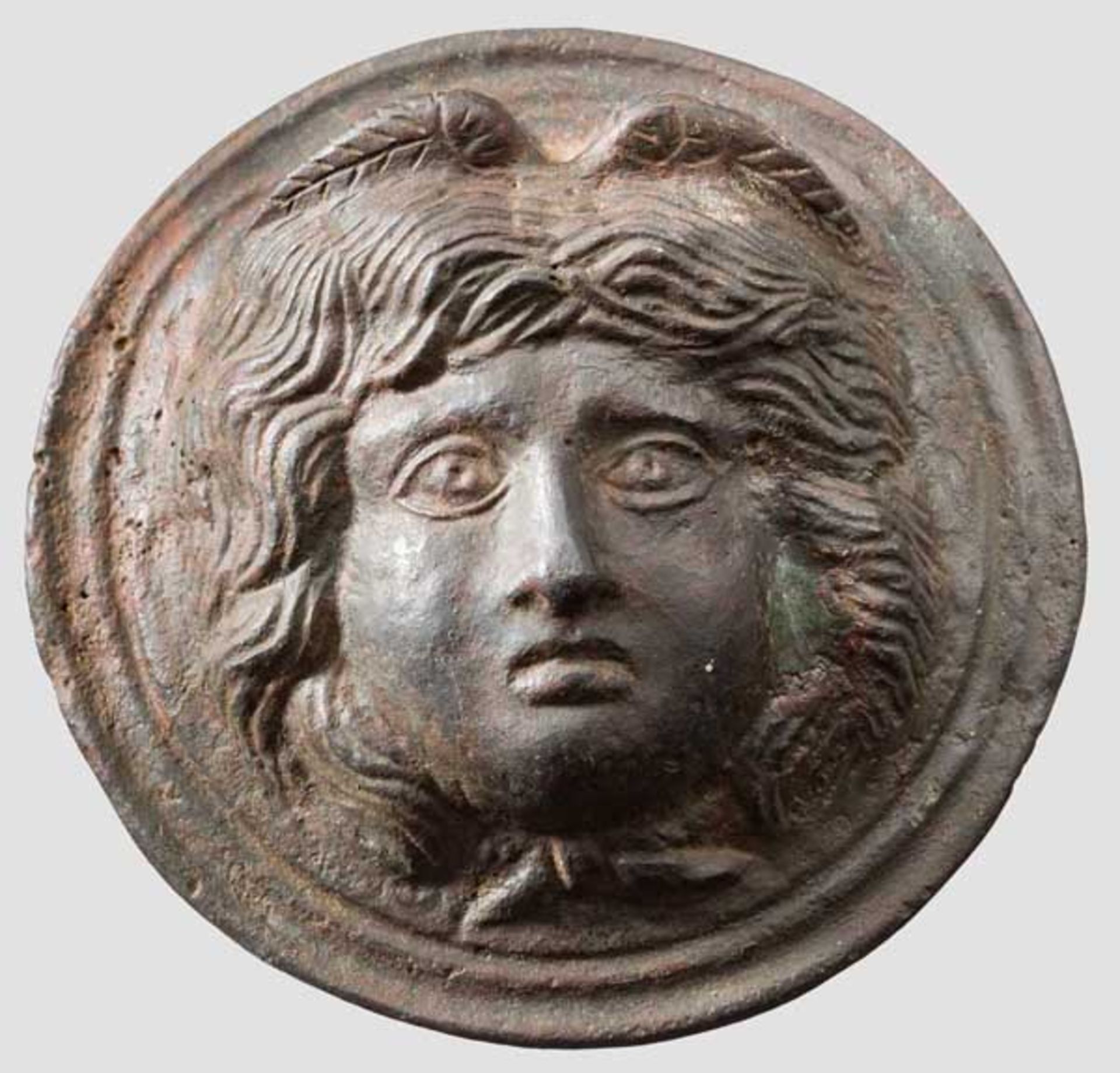 Große Bronzeapplik mit Medusenhaupt, römisch, 2. - 3. Jhdt. Rundes, von zwei Kanneluren begrenztes