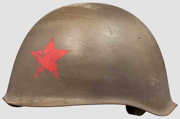 Stahlhelm der Roten Armee Olivgrün lackierte Stahlglocke, stirnseitig auflackierter roter Stern.