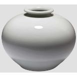 Vase, Allach, Modellbezeichnung "503" Weiß glasiertes Porzellan, im Boden grüne Unterglasur-