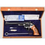 Smith & Wesson Mod. 29-2, "The .44 Magnum", im Kasten Kal. .44 Mag., Nr. N456952. Blanker Lauf,