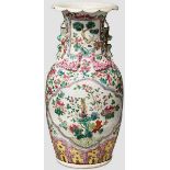 Porzellanvase, China, Kanton, 19. Jhdt. Vielfarbiger, floraler Dekor, aufgelegte, kleine