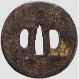 Tsuba, Japan um 1550 Eiserne Marugata Tsuba im Onin-Stil. Auf glatter Platte Dekor aus einem Shishi,