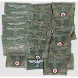 Kleine Sammlung Mützenabzeichen 16 Adler für die Feldmütze M 43, in mattgrau gewebter BeVo-