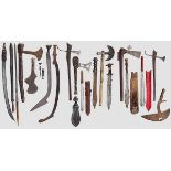 Sammlung von 19 afrikanischen Waffen Darunter sechs unterschiedliche Äxte, zwei Sichelmesser, fünf