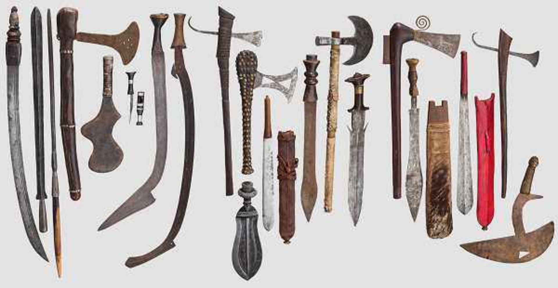 Sammlung von 19 afrikanischen Waffen Darunter sechs unterschiedliche Äxte, zwei Sichelmesser, fünf