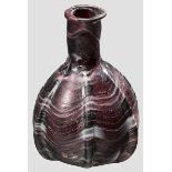 Auberginefarbenes Glasbalsamarium mit Rippen, römisch, 1. Jhdt. Geblasenes, auberginefarbenes Glas