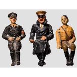 Zwei Elastolin Hitler-Figuren sitzend und SS-Mann für Führerwagen Drei Figuren, Elastolin/ungemarkt,