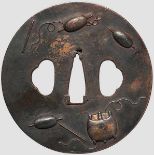 Tsuba, Japan um 1850 Eiserne Marugata Tsuba im Mito-Stil. Auf glatter Platte Darstellung von