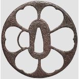 Tsuba, Japan, 17. Jhdt. Eiserne Marugata Sukashi Tsuba, Katchushi-Stil mit Darstellung von Aoi-