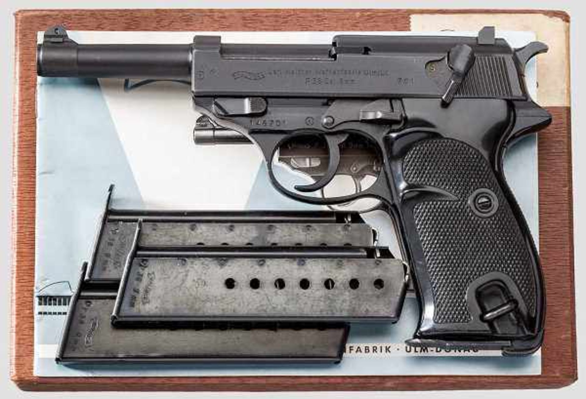 Walther P 38, BMI, im Karton Kal. 9 mm Luger, Nr. 148701. Nummerngleich. Blanker Lauf. Achtschüssig.