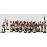 24 preußische und schottische Elastolin-Soldaten im Marsch mit Fahnenträger Konvolut mit 24 Figuren,