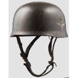 Stahlhelm M 38 für Fallschirmjäger mit einem Abzeichen Stahlglocke mit überwiegend erhaltener